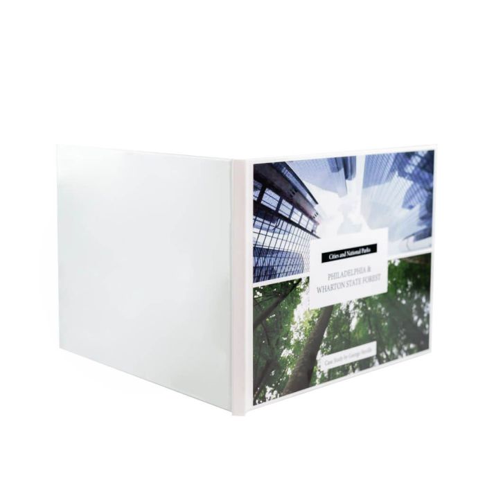 Personalizējama fotogrāmata Mono A4 80 ar baltiem cietiem vākiem un pielīmējamu izdruku priekšvākam, melnām vāku iekšlapām. Termolīmes montāža