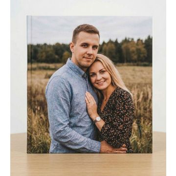 Personalizējama fotogrāmata 20x20cm Basic 120, cietie vāki ar pilnu apdruku, baltām vāku iekšlapām. Termolīmes montāža