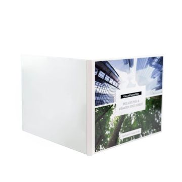 Personalizējama fotogrāmata Mono A4 80 ar baltiem cietiem vākiem un pielīmējamu izdruku priekšvākam, melnām vāku iekšlapām. Termolīmes montāža
