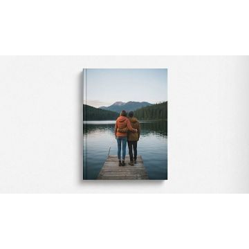 Personalizējama fotogrāmata Panorama A4 80 ar melniem cietiem vākiem, aplīmējamiem ar izdruku, melnām vāku iekšlapām. Termolīmes montāža